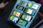 Pokémon GO, polizia ha trovato un uomo che giocava su otto telefoni mentre era in auto - Notizia