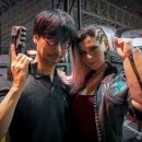 Cyberpunk 2077, Kojima allo stand del TGS 2019 con la moto e la cosplayer
