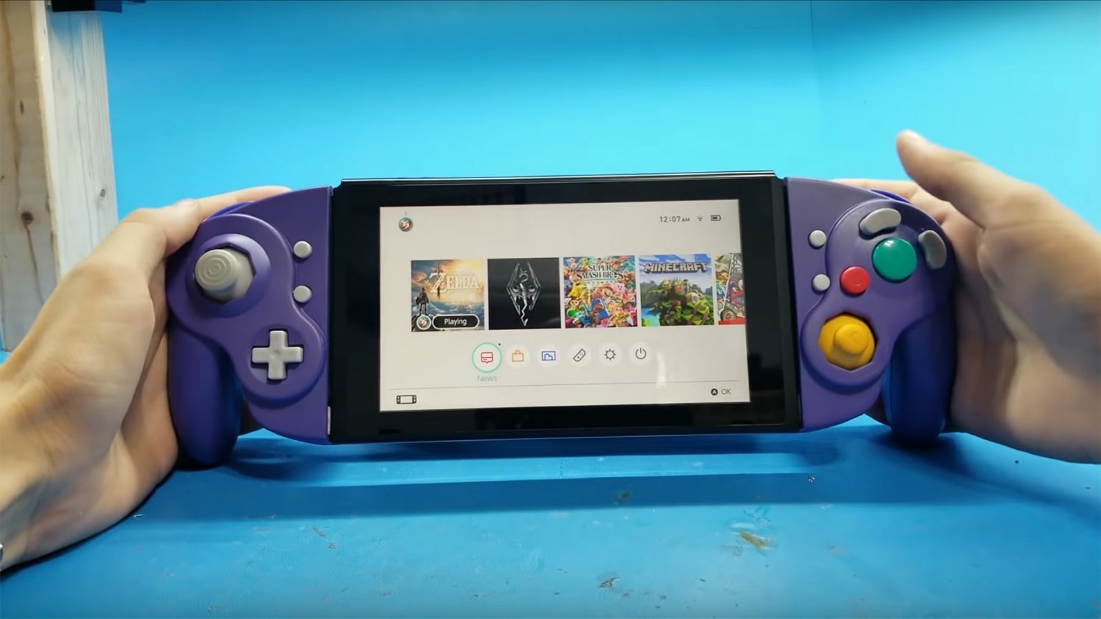 Un Nintendo Swich con controller in stile GameCube