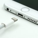 Smartphone con caricatore unico: l'Unione Europea vota a favore, Apple contraria