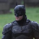 The Batman, costume ufficiale Batsuit e la moto Batcycle in alcune foto dal set del nuovo film