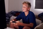 Bambino cade dalla finestra, c'è chi accusa Fortnite - Notizia