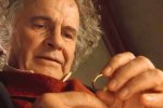 Il Signore degli Anelli Online: Ian Holm celebrato dai giocatori in modo toccante - Notizia