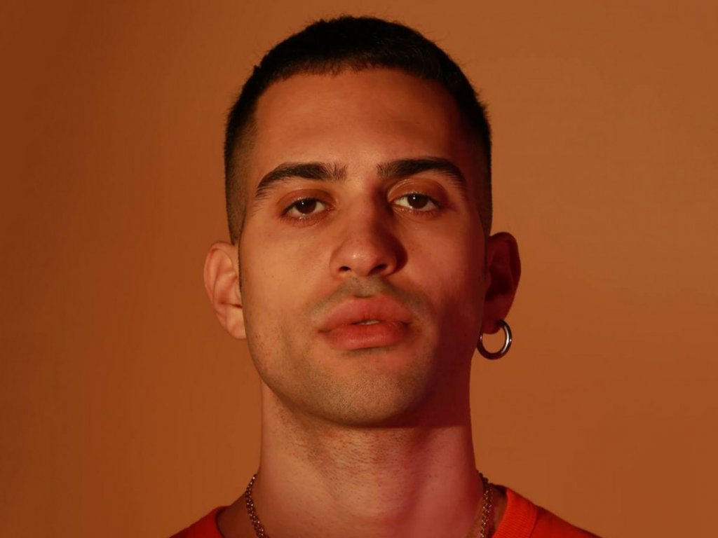 Nintendo Switch, Mahmood plays with a golden console in the new Dorado video