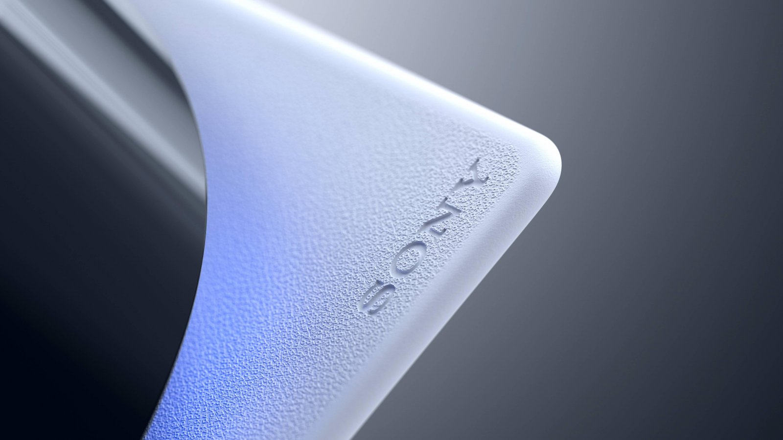 Un dettaglio della console PS5 che mostra la scritta Sony sulla plastica bianca