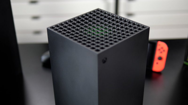 Xbox Series X e la celebre griglia superiore per l'espulsione dell'aria calda. Xbox Series X e la celebre griglia superiore per l'espulsione dell'aria calda.