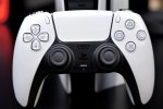 PS5: un brevetto svela un nuovo DualSense con IA, schermo frontale e pulsanti luminosi - Notizia