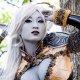 Lineage 2, il cosplay di Yaya Han: una elfa oscura sexy e prosperosa