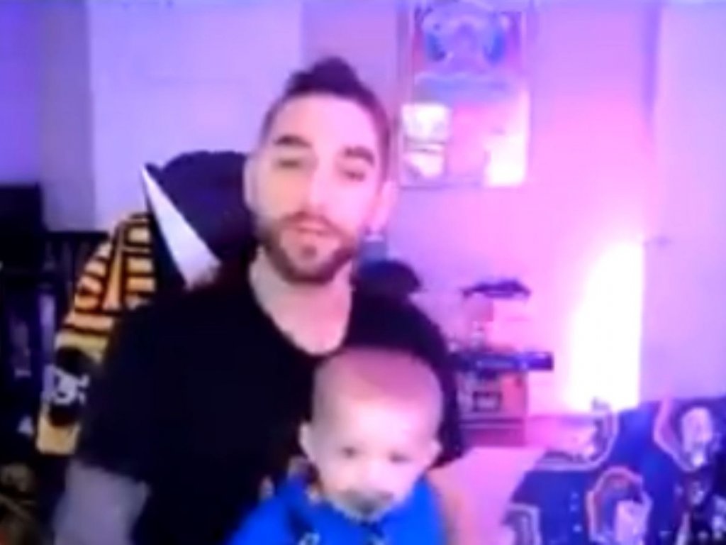 Twitch: streamer abuses his son of a few months in live, then runs away from social networks