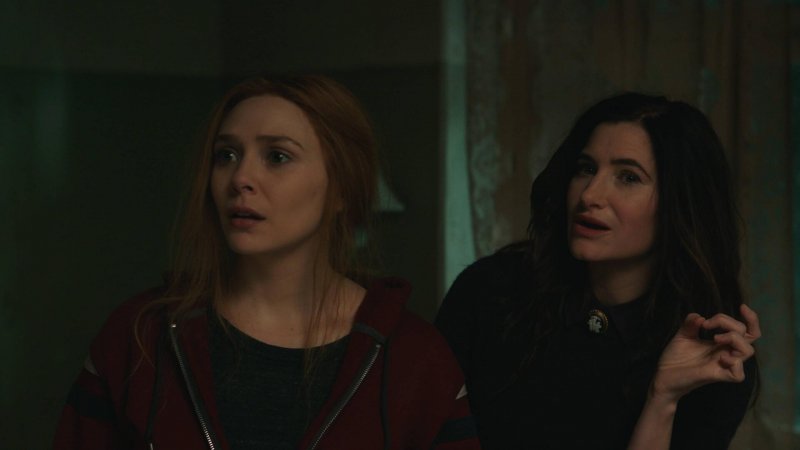 WandaVision: Elizabeth Olsen e Kathryn Hahn in una scena. WandaVision: Elizabeth Olsen e Kathryn Hahn in una scena.