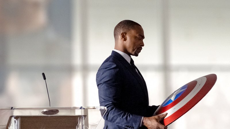 The Falcon and the Winter Soldier: Anthony Mackie è Sam Wilson. The Falcon and the Winter Soldier: Anthony Mackie è Sam Wilson.
