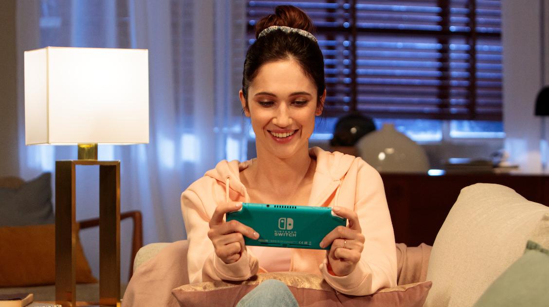 Una donna che gioca su Nintendo Switch Lite