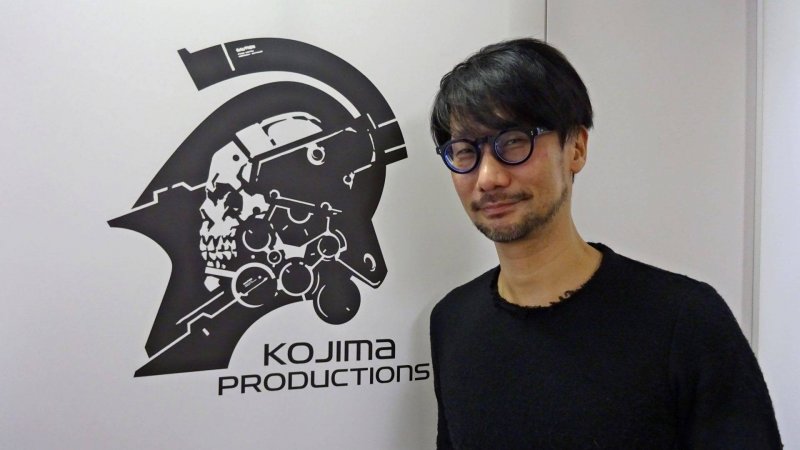 Hideo Kojima junto al logotipo de su equipo de desarrollo, Kojima Productions.