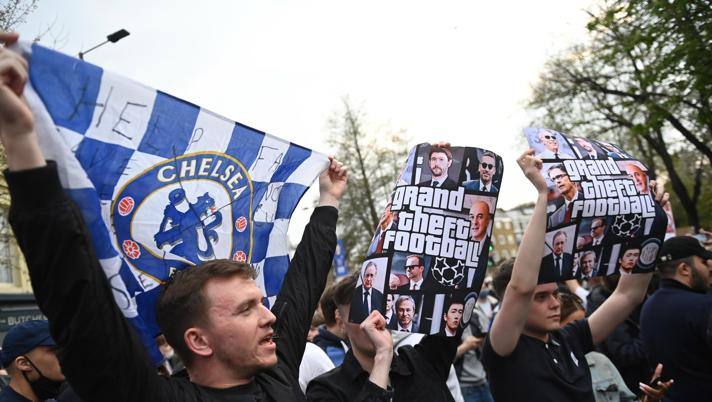 Grand Theft Football era scritto su alcuni cartelli dei tifosi del Chelsea che protestavano contro la Superlega