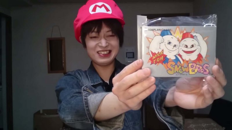 Somari mostra con orgoglio il suo Snow Bros. per Famicom, ultimo gioco della collezione Somari mostra con orgoglio il suo Snow Bros. per Famicom, ultimo gioco della collezione