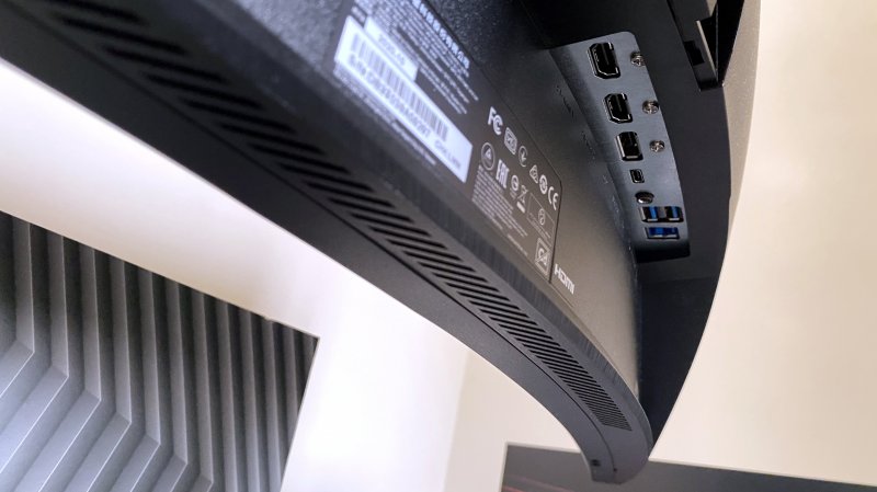 Connettività ricca ma un po' sacrificata in termini di spazio Connettività ricca ma un po' sacrificata in termini di spazio