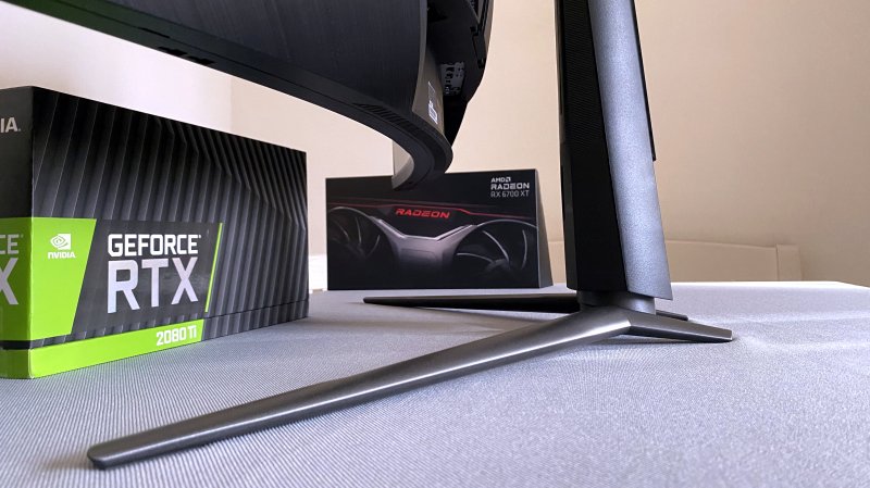 La base è ingombrante quasi quanto il pannello La base è ingombrante quasi quanto il pannello