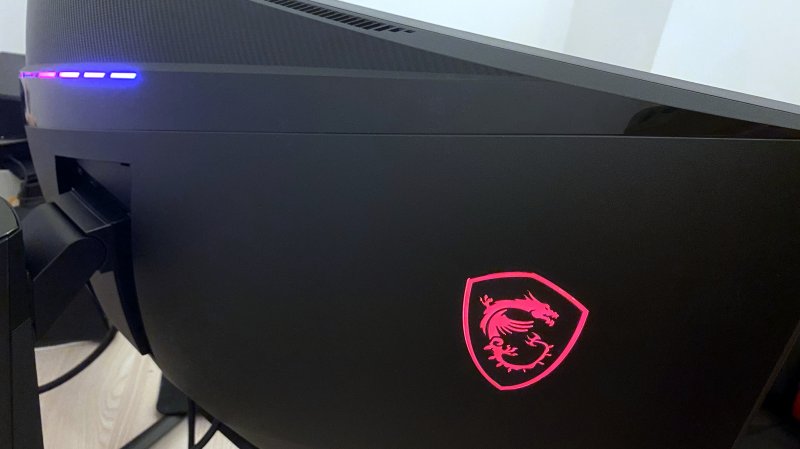 Logo illuminato a impreziosire ulteirormente il retro Logo illuminato a impreziosire ulteirormente il retro