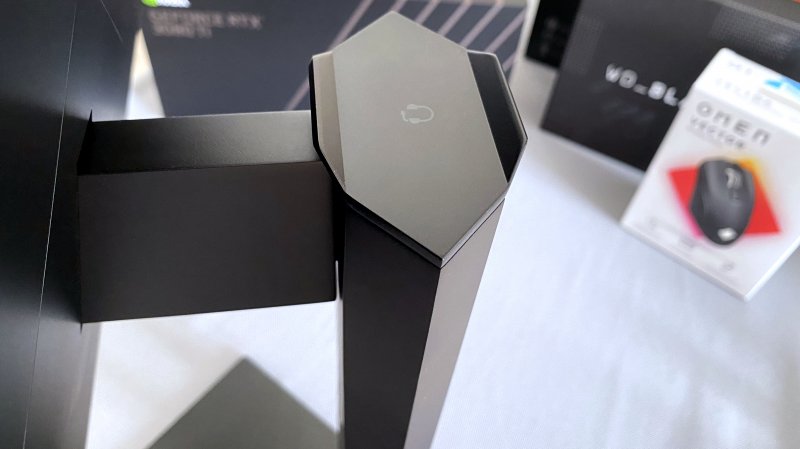 Lo stand a pezzo unico funge anche da portacuffie