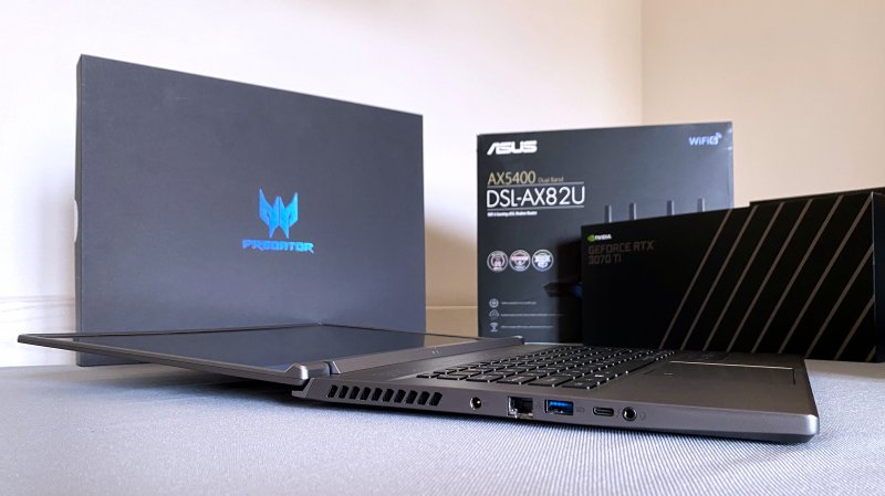 L'apertura a 180° dello schermo dell'ACER Predator Triton 500