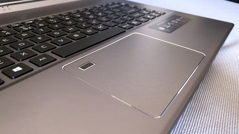 Il trackpad dell'ACER Predator Triton 500 con lettore di impronte digitali