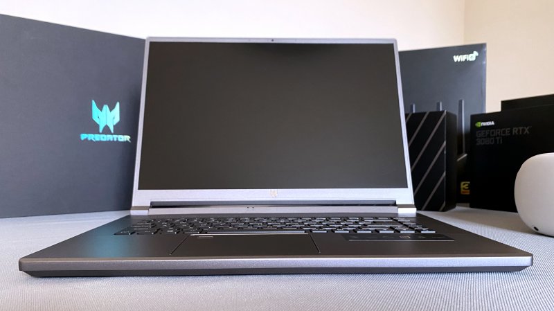 Vista frontale dell'ACER Predator Triton 500