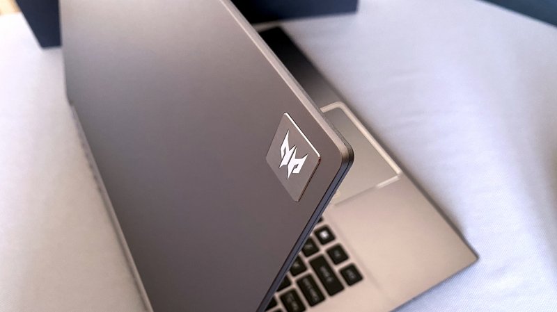 Il logo Predator sul retro dello schermo