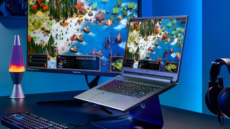 L'ACER Predator Triton 500 collegato a uno schermo esterno