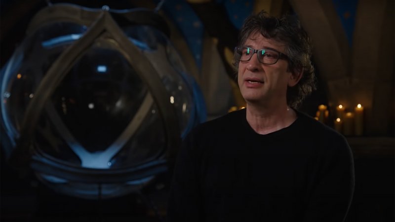 Neil Gaiman sul set di The Sandman. Neil Gaiman sul set di The Sandman.