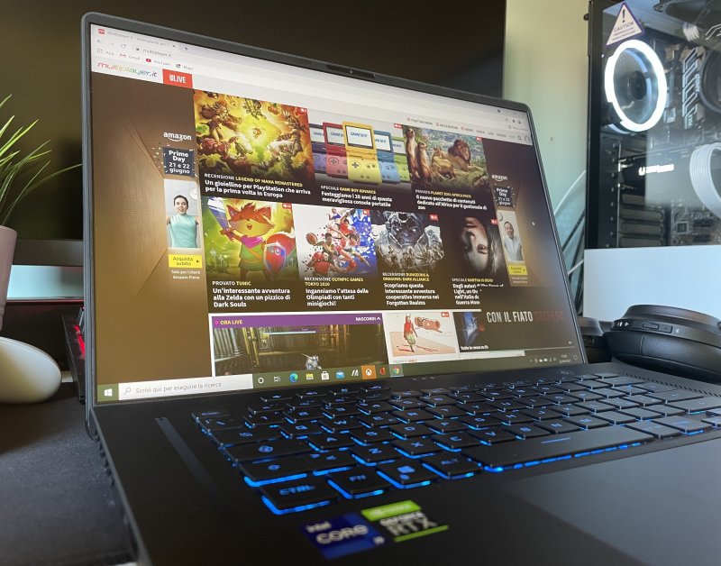 Vista laterale dell'ASUS Zephyrus M16 con display da 16 pollici