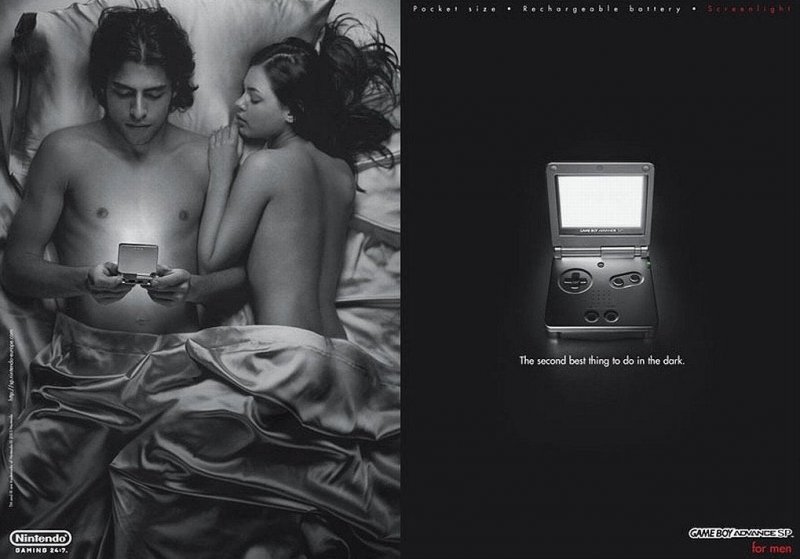 Il GBA SP proponeva la rivoluzione dello schermo illuminato e Nintendo ci giocò con alcune pubblicità alquanto d'impatto