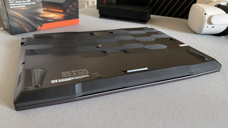 Anche la ventilazione inferiore non manca di un tocco di design, sempre aggressivo