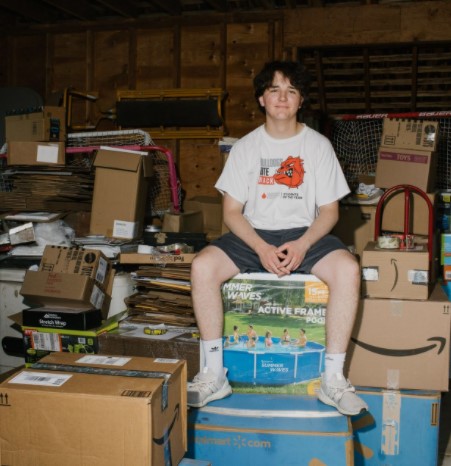 Max Hayden nel suo magazzino Max Hayden nel suo magazzino