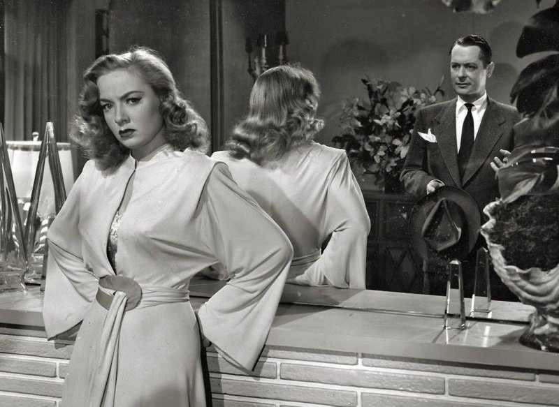 Soggettiva e videogiochi: il protagonista di Una donna nel lago si mostra attraverso un riflesso Soggettiva e videogiochi: il protagonista di Una donna nel lago si mostra attraverso un riflesso