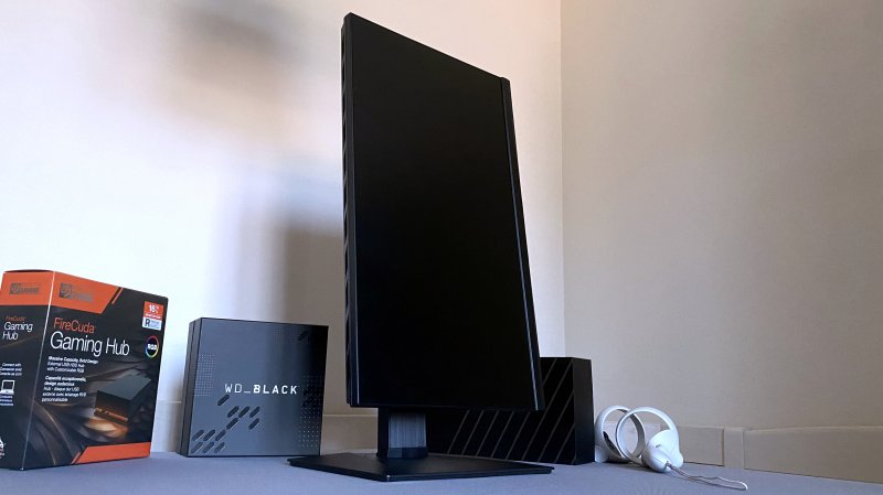 La dotazione ergonomica include un'ampia rotazione sull'asse orizzontale e la rotazione del pannello in verticale La dotazione ergonomica include un'ampia rotazione sull'asse orizzontale e la rotazione del pannello in verticale