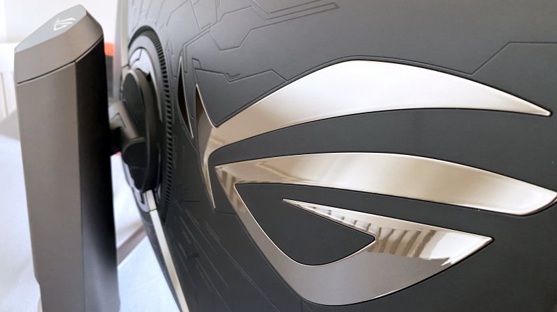 Un monitor robusto ma curato in ogni dettaglio