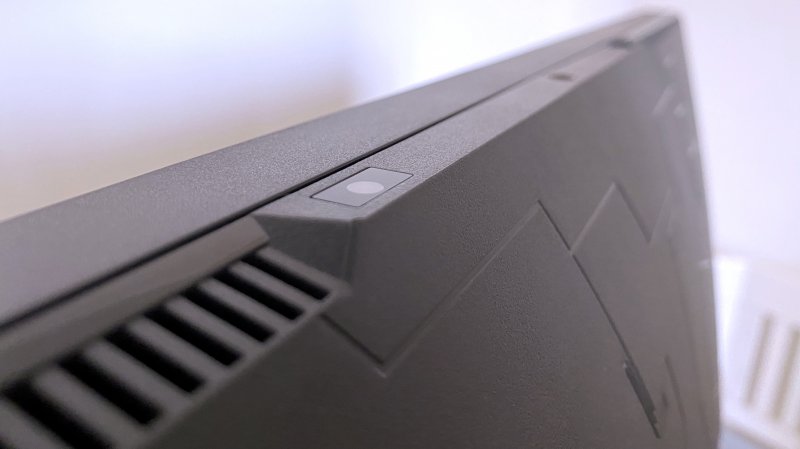 La dotazione include sensore di rilevazione della luce ambientale e attacco fotografico standard