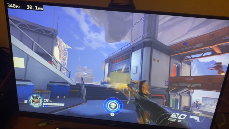In Overwatch è possibile rilevare la latenza direttamente dall'arma ma anche sfruttando il Flash Indicator, visibile a sinistra