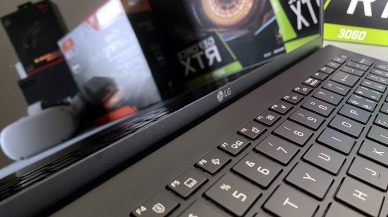 I riflessi sul pannello sono affascinanti, ma potrebbero diventare un problema volendo usare il laptop in piena luce