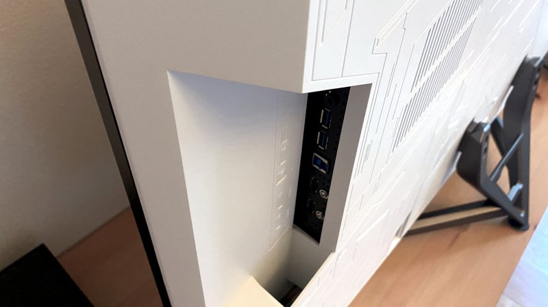 Parte della connettività dell'ASUS ROG Strix XG43UQ è posizionata lateralmente, per essere facile da raggiungere Parte della connettività dell'ASUS ROG Strix XG43UQ è posizionata lateralmente, per essere facile da raggiungere