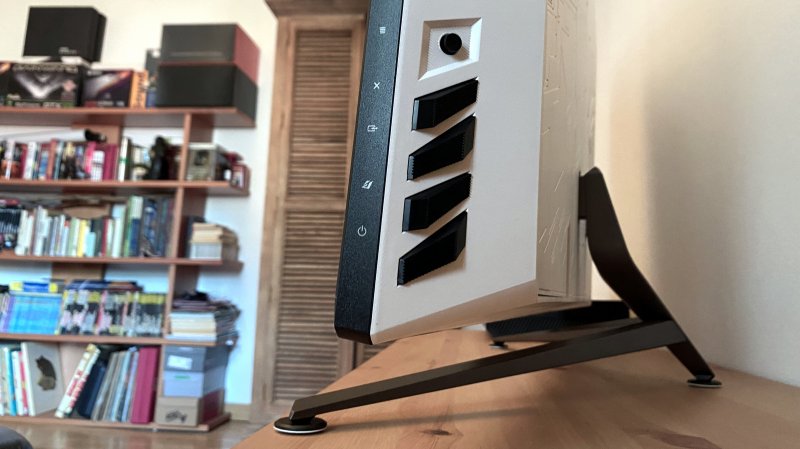I pulsanti e lo stick per interagire con il menu dell'ASUS ROG Strix XG43UQ I pulsanti e lo stick per interagire con il menu dell'ASUS ROG Strix XG43UQ