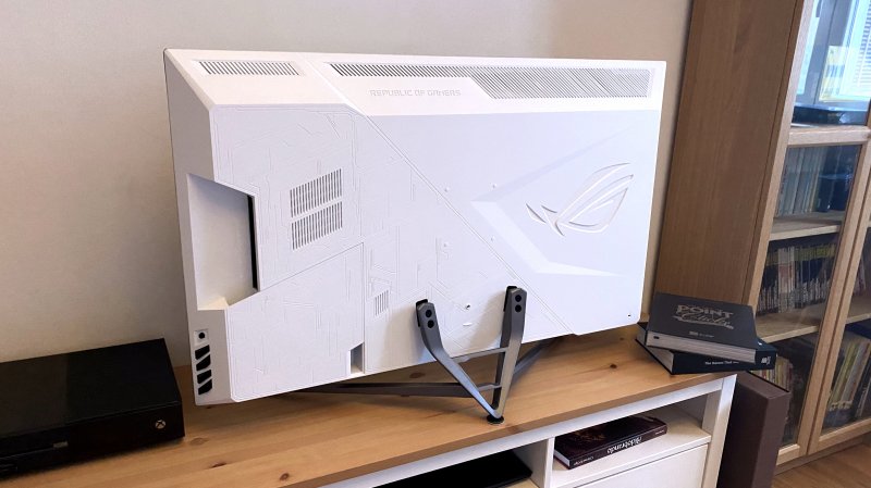 Il retro dell'ASUS ROG Strix XG43UQ con il punto di aggancio dello stand Il retro dell'ASUS ROG Strix XG43UQ con il punto di aggancio dello stand