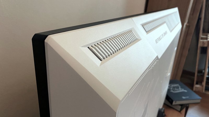 Le generose griglie di ventilazione dell'ASUS ROG Strix XG43UQ Le generose griglie di ventilazione dell'ASUS ROG Strix XG43UQ