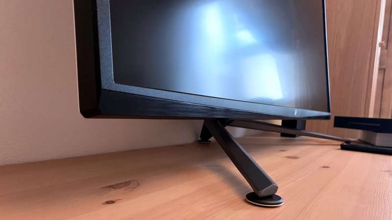 Un dettaglio dello stand a tre piedi dell'ASUS ROG Strix XG43UQ Un dettaglio dello stand a tre piedi dell'ASUS ROG Strix XG43UQ