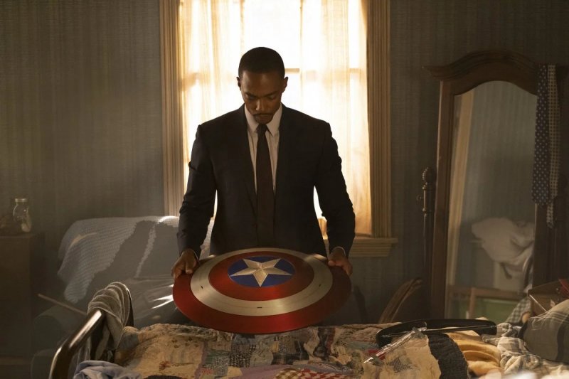 Sam Wilson con lo scudo di Captain America Sam Wilson con lo scudo di Captain America