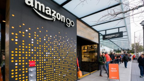 Will Amazon open physical stores? The e-commerce giant thinks about expansion