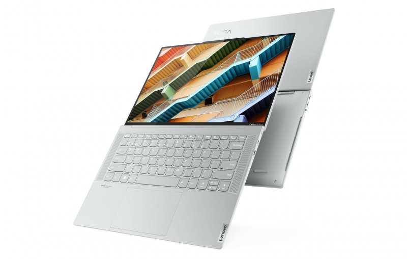 Cerniera a 180 gradi e schermo OLED per condividere al meglio il lavoro con il Lenovo Yoga Slim 7 Carbon