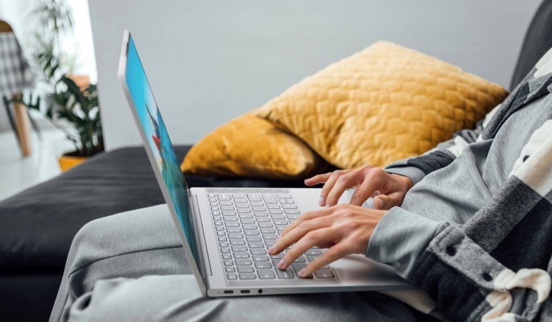 Spessore di un centimetro e mezzo e 1.1 kg di peso: il Lenovo Yoga Slim 7 Carbon è un vero ultraportatile