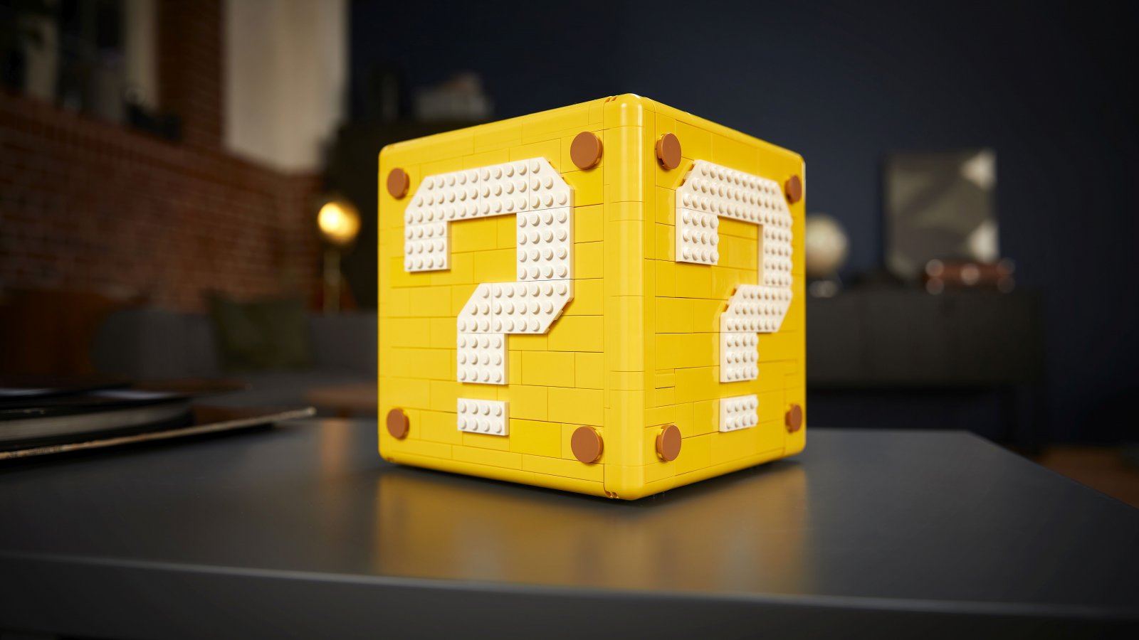 Un blocco lego di Super Mario con punto di domanda