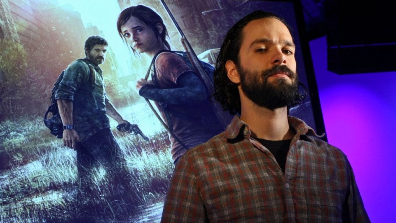 Neil Druckmann di fronte a una immagine di The Last of Us